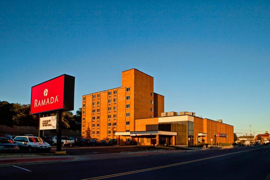 Ramada By Wyndham Marquette Hotel Exterior photo